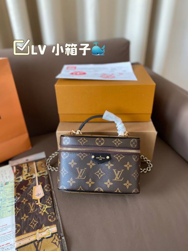 LV 化妆包 vanity 小箱子 造型设计感强烈的化妆箱链条包。 采用标志性的L箱包元素，尽显浓烈的复古情怀色调。灵活运用拼色风格 设计又恰到好处带出时尚魅力