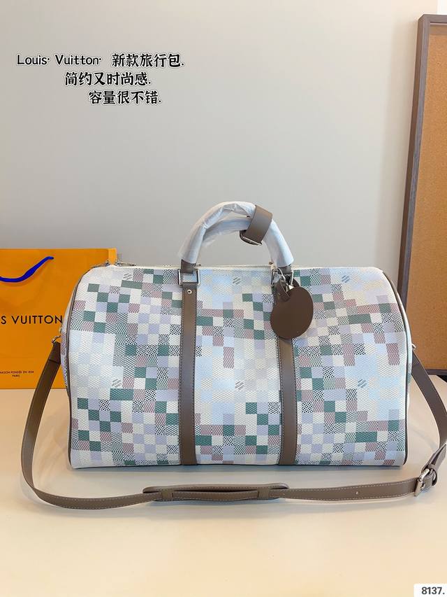 LV 旅行包 超酷中LV KeePall联名款旅行袋 LVKeePall 出差旅行最常用的一只包 这是超酷的一只包 可以做健身包，也可做旅行袋 容量超级感人非常