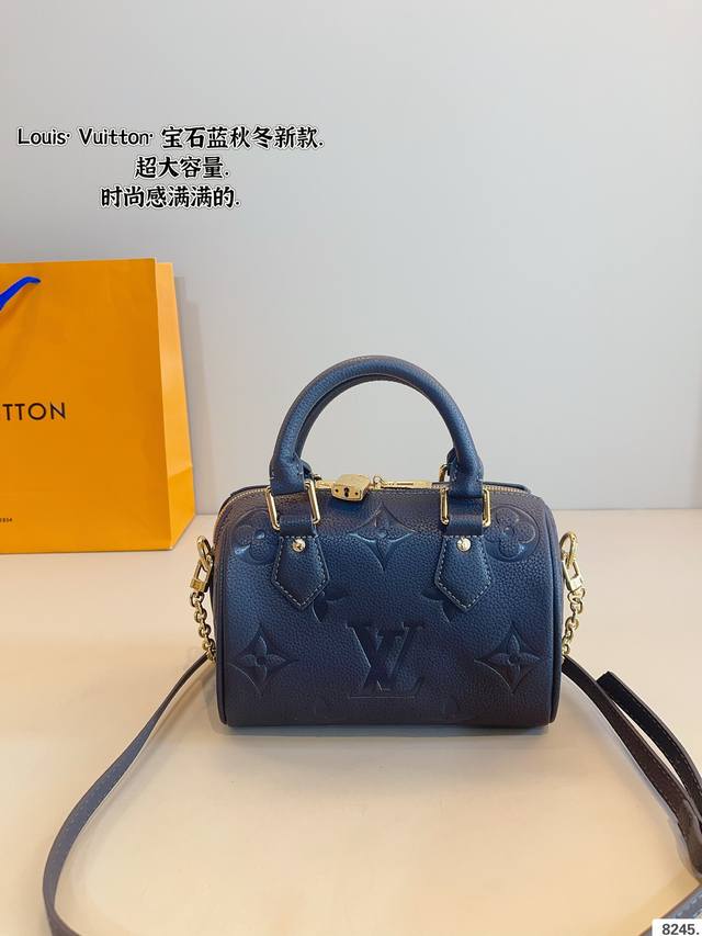 LV SPeedy none 枕头包 这款Retiro 手袋以标志性的LV老花面料制成，搭配奢华的变色牛皮饰边，经典永恒。优雅低调的外形设计和宽敞的包 全包对花