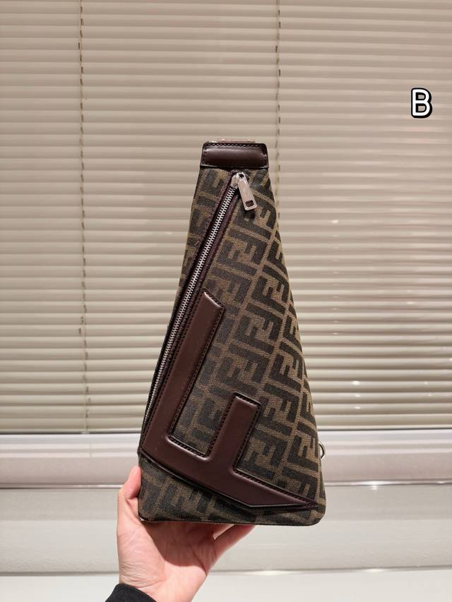 size：18.36cm fendi 每个角度都敲好看的 新款胸包 包底的设计简直太爱啦！ 360度无死角！！ 怎么背都美貌时髦