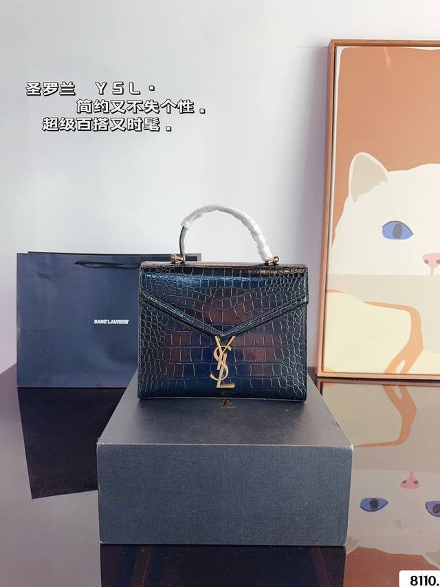 配礼盒. 圣罗兰YSL cassandra 手提邮差包 简约才是百搭公式。 复古又时髦，妥妥的街拍神器。 出街通勤都可。 容量很大，可肩背、斜挎。 搭配很显高级