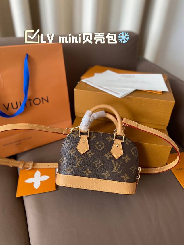 LV mini贝壳包新款 经久不衰啊啊 俏皮可爱 每年卖爆的款哈 必须推荐美眉们入 wow 精心设计 质感绝对牛赞 看图咯 尺寸：17*13