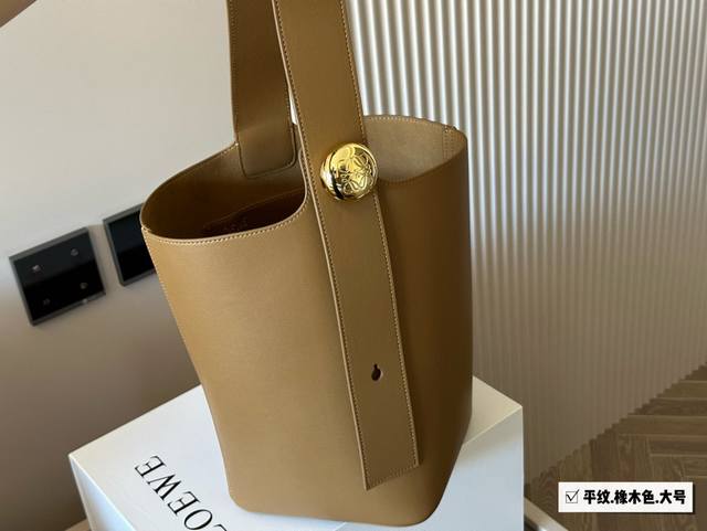 配盒size：25*25Cm 大号 loewe新款来喽loewe Pebble空间超大，皮质超好！可调节肩带长度 适合多种携带方式！高级精致 真的好看！牛皮品质