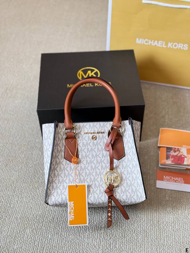 Michael Kors Kris蝙蝠包 mk的Kris 系列皮带设计作为点缀将硬挺与柔美结合彰显了女性刚柔并济之美三分层的设计非常实用很能装而且便于收纳配有长 - 点击图像关闭