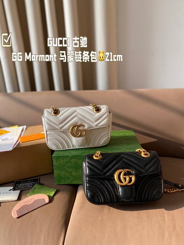 配飞机盒折叠盒size：21*14gucci 古驰Gg Marmont 迷你马蒙链条包以双G标识作为点睛之笔包内配有镜子梳子多种背法，给造型增加了很多变化！每个