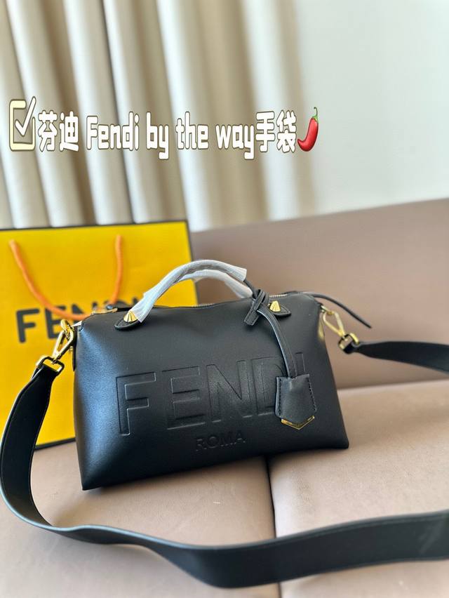 芬迪被种草了！fendi By The Way手袋！乍一看起来觉得没什么，但是看的时间越久，越是觉得这包包好看！尺寸：28*15