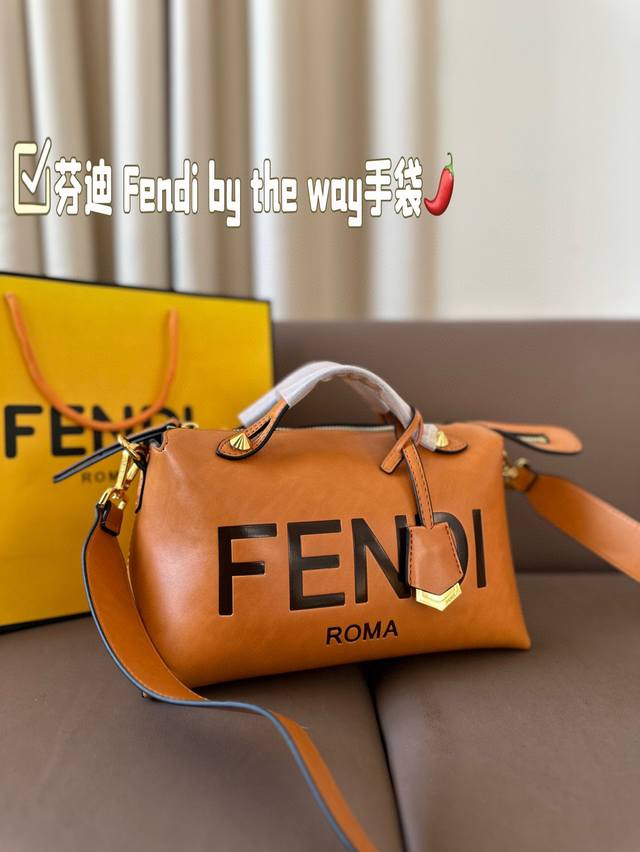 芬迪被种草了！fendi By The Way手袋！乍一看起来觉得没什么，但是看的时间越久，越是觉得这包包好看！尺寸：28*15