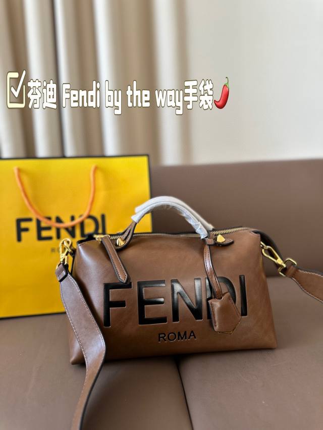 芬迪被种草了！fendi By The Way手袋！乍一看起来觉得没什么，但是看的时间越久，越是觉得这包包好看！尺寸：28*15