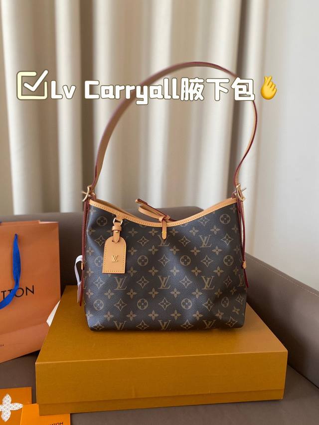 钢五金 芯片版lv Carryall无论是外观还是实用性都下了功夫的Carryall腋下包，自重轻容量大；肩带自由调节长度，腋下包到单肩及腰上身效果都很好看，还