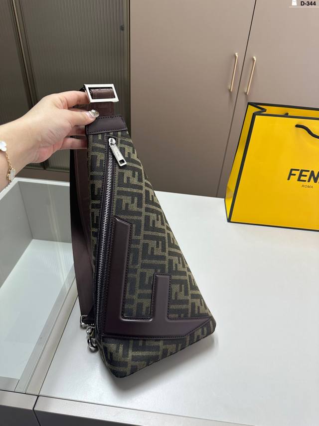 Fendi 芬迪不对称拉链开合棕色Ff提花面料锥形单肩胸包 斜挎背包 采用精湛镶嵌细工，实物拍摄 原厂原版面料D-344尺寸18×34配盒