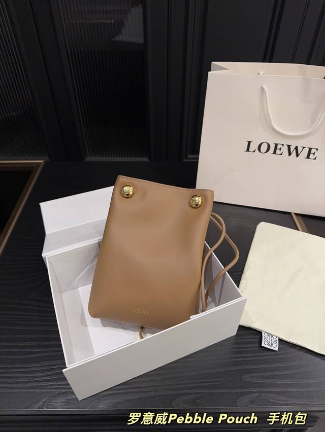 头层牛皮 配折叠盒尺寸15.21罗意威 Pebble Pouch 手机包 Loewe精致小巧 尊嘟很美柔软小牛皮材质手感很舒服容量可以满足日常需求 装手机妥妥的