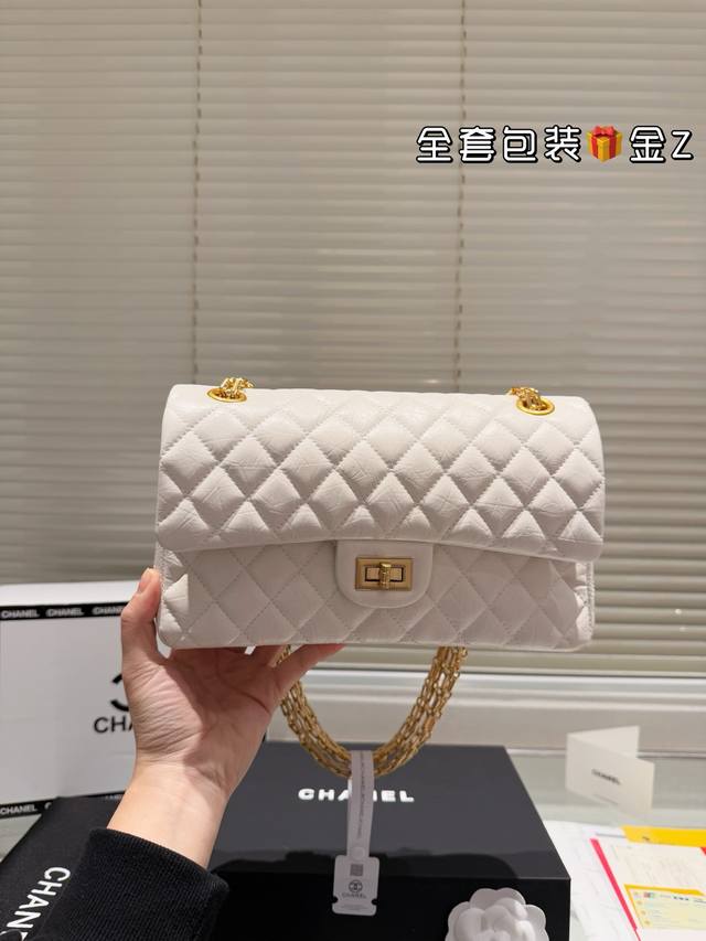 牛皮版本 高版本经典Chanel Cf2.55 全套礼盒包装肯定有不少妹子都在纠结自己的第-个小香要买什么我也曾徘徊过但是Chanel的经典款无非就四款2.55 - 点击图像关闭