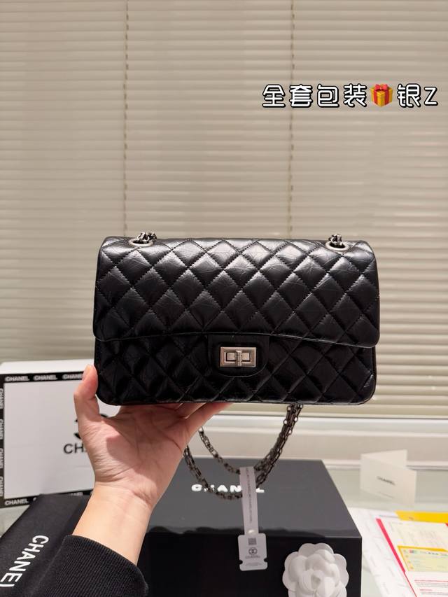 牛皮版本 高版本经典Chanel Cf2.55 全套礼盒包装肯定有不少妹子都在纠结自己的第-个小香要买什么我也曾徘徊过但是Chanel的经典款无非就四款2.55 - 点击图像关闭