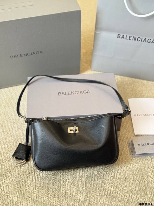 牛皮版本 balenciaga 巴黎世家新款 Rodeo腋下包又是一款梦中情包超柔软的小牛皮手感极好可斜挎可腋下！真是让人大开眼界巴黎世家太会设计包了！尺寸22