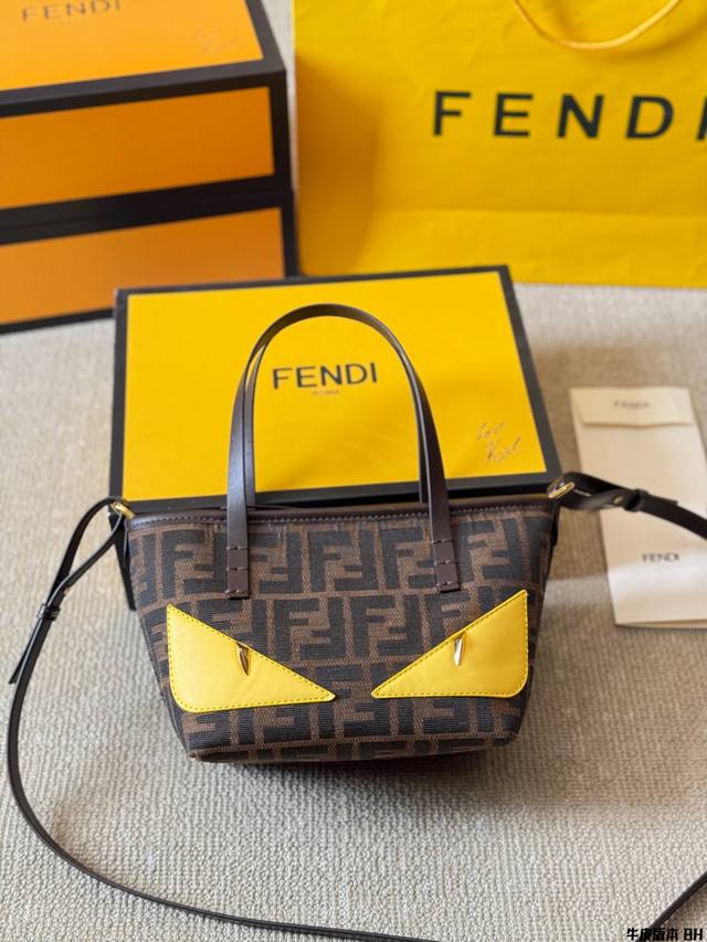 牛皮版本 fendi Vintage小怪兽之眼 2025年米兰时装周街拍中，潮人们背的最多的包包大概就是Fendi芬迪的这款腋下包了 经典布料 有种慵慵懒懒的街 - 点击图像关闭