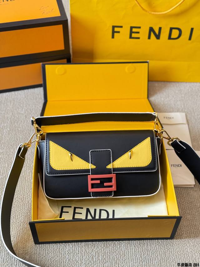 牛皮版本 fendi Vintage小怪兽 法棍包 2025年米兰时装周街拍中，潮人们背的最多的包包大概就是Fendi芬迪的这款腋下包了 经典布料 有种慵慵懒懒