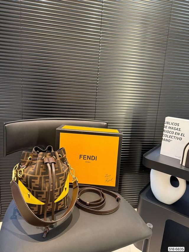 配折叠盒子 芬迪小怪兽水桶fendi 2025春节限定系列以独具匠心的设计为我的新年添上了一抹活泼、大胆的时尚色彩baguette和Nano Baguette不