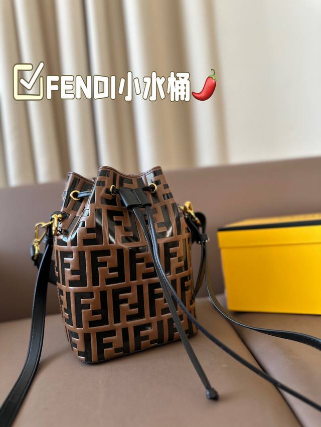 Fendi小水桶大容量真的太能装啦fendi新款小水桶这款妥妥复古街头的感觉非常时尚图虽然是小小的一只Mini水桶包真的满能装的~手机圃车钥匙P充电宝纸巾还有口