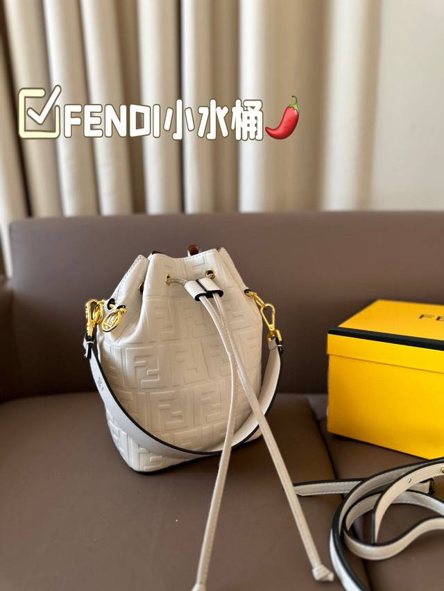 Fendi小水桶大容量真的太能装啦fendi新款小水桶这款妥妥复古街头的感觉非常时尚图虽然是小小的一只Mini水桶包真的满能装的~手机圃车钥匙P充电宝纸巾还有口