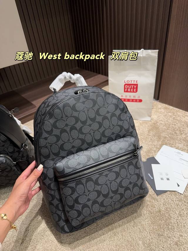 纯皮 尺寸33.39蔻驰 West Backpack 男士双肩包 Coach色调比较暗，多以黑、灰两种颜色为主背包内部的隔层比较多，收纳能力强减负设计好，背负体