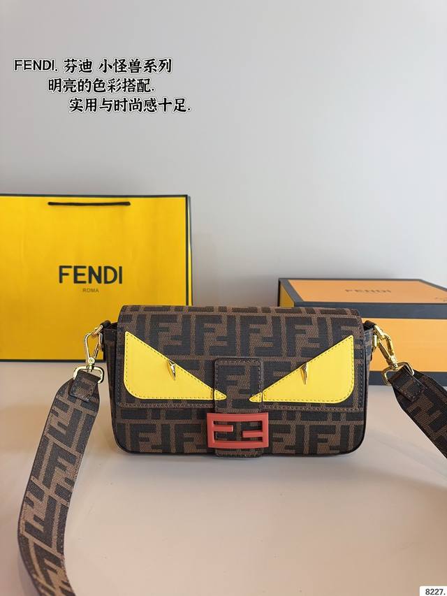 配礼盒 Fendi 芬迪 新品小怪兽联名系列 Fendi Baguette强势回归，标志性的Baguette手袋采用翻盖设计，配有Ff磁扣开合。配有可拆卸的手柄