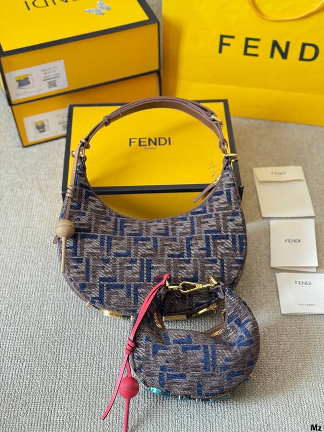 雪尼尔 配挂件 fendi 2025 Fendigraphy半月 包J Fendi 春夏季全新Fendigraphy手袋的来 咯圖期待已久~秀上就相中了这款回回