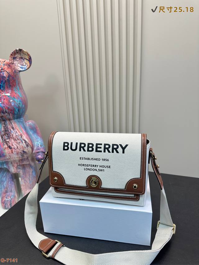 配折叠盒 巴宝莉Burberry 帆布邮差包巴宝莉专柜最新款单肩斜挎包，实用耐久的面料 采特殊材质搭配牛皮四季必备 单肩斜挎背两用款 尺寸 25.18