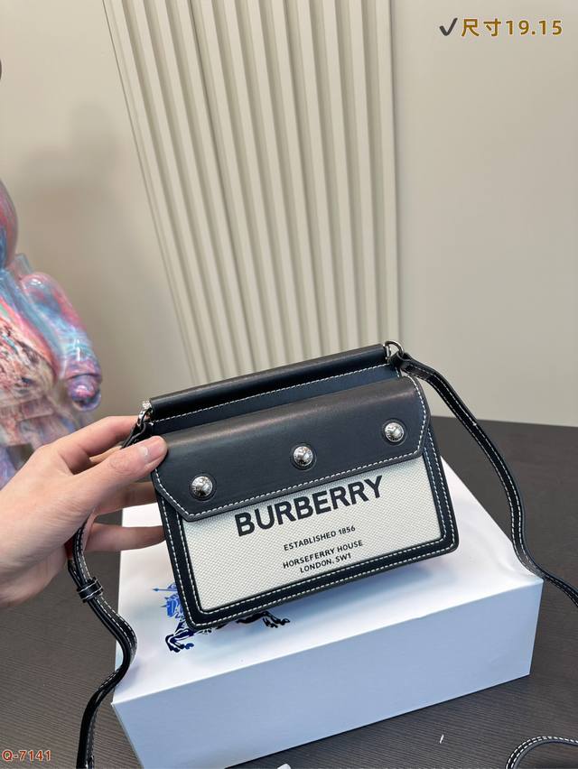 配礼盒burberry 巴宝莉 Title单肩斜挎Mini邮差包巴宝莉最爆的邮差包 没有之一意大利产 店铺在售款 不好买最经典的配色尺寸约为：19*15