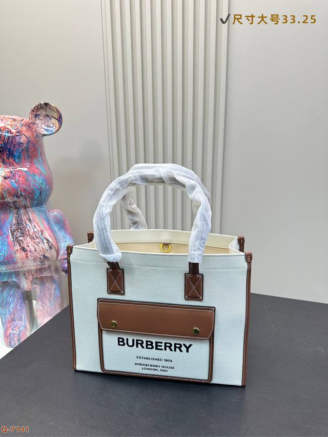 大号 burberry 巴宝莉新款帆布托特包干干净净的帆布，搭配字体简洁的Logo，非常年轻街头但又不失那股英伦复古腔调！尺寸33.25