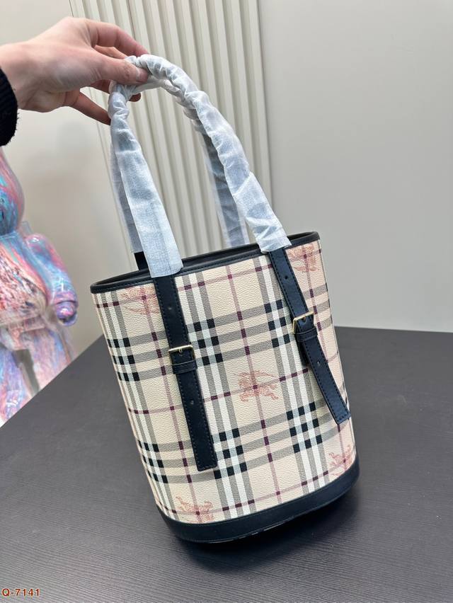 Burberry 托特水桶包巴宝莉的Thebelt帆布水桶包简直是容量怪携带随身必备小物件Omg干干净净，搭配字体简洁的设计，非常年轻街头，但同时又不失那股英伦 - 点击图像关闭