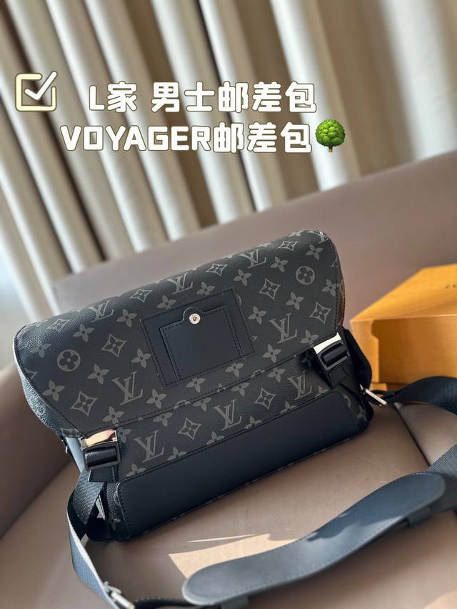 L家 男士邮差包voyager邮差包结构和辅料都时尚青春化， 包包的大小尺码刚刚好，手感很软！但是很型哦！搜索Lv 男士邮差包尺寸29*23