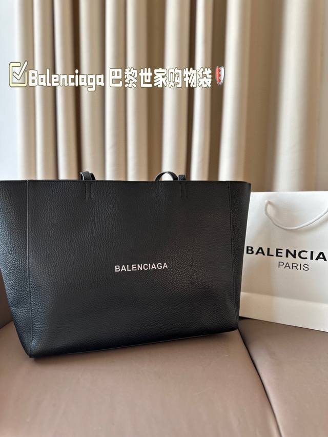 Balenciaga 巴黎世家专柜新品 购物袋独家上市 特别好看 夏天必备 店主自留款太好看啦 超大容量 喜欢的美妞抓紧自留啦 尺寸36*29