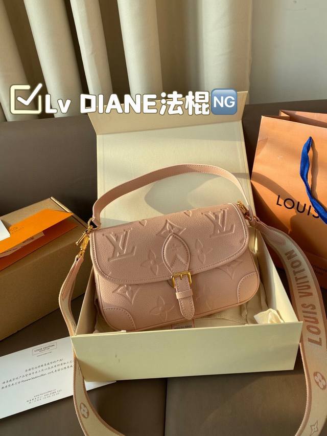 刚五金 变码芯片lv 新品 Diane法棍配有一根皮肩带 可腋下背 一根彩带肩带 可肩背斜跨 容量日常足够用 尺寸25*16