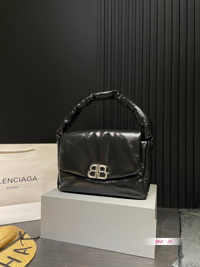 牛皮 配折叠礼盒巴黎世家 Balenciag 2024春夏新品Monaco新品来袭油蜡牛皮非常有质感转锁开合做旧复古五金配件装饰单肩腋下 法棍包酷辣时尚潮Gir