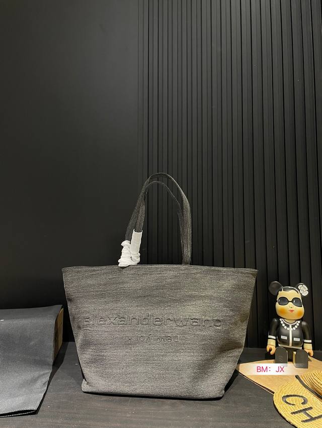 Alexander Wang 亚历山大王帆布包软购物袋 超级喜欢 有一种酷酷的感觉，必备了！爆炸洋气！随便搭衣服 大号：32 - 点击图像关闭