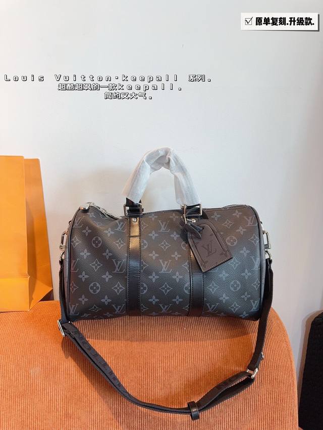 配礼盒.lv X Nigo Keepall Xs 枕头包 手袋是一款理想的都市手袋。 标志性的造型与经典的 Monogram 帆布，加之多种携带方式和奢华的天然