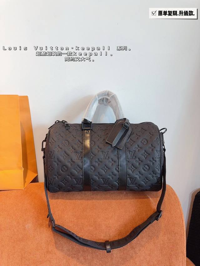 配礼盒.lv X Nigo Keepall Xs 枕头包 手袋是一款理想的都市手袋。 标志性的造型与经典的 Monogram 帆布，加之多种携带方式和奢华的天然