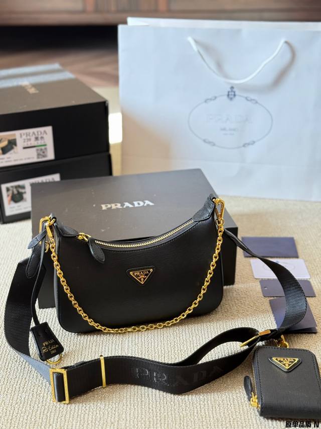 皮面 配盒 顶级品质尺寸 中24Cm prada Hobo三合一！出口韩国的订单！质量超级好！！一个类似于饺子包的大包加上一个小包，一条宽肩带加一个链条，脑子里