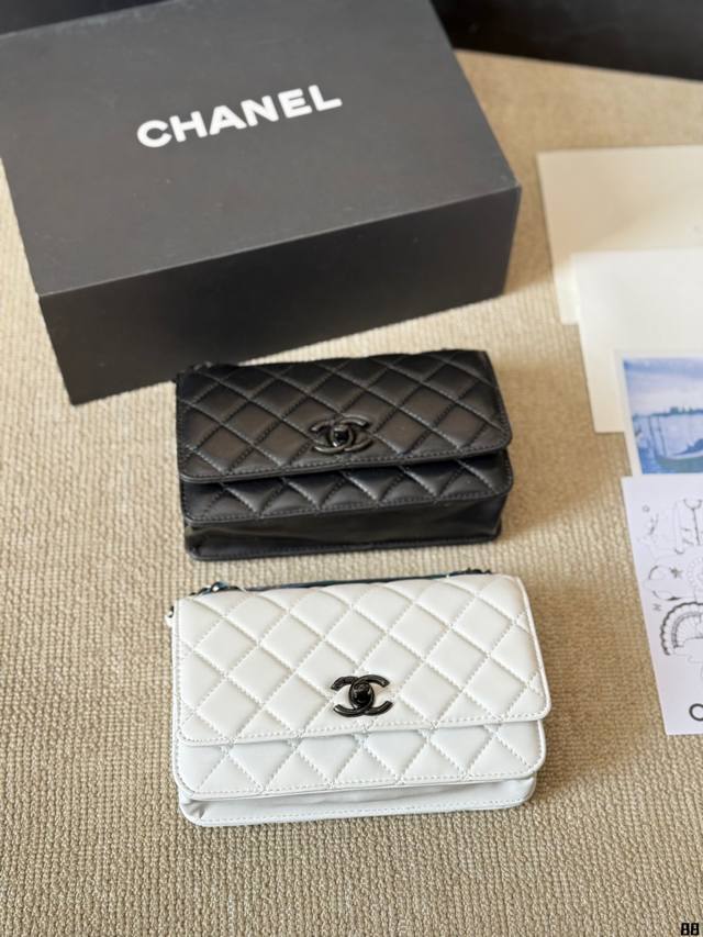 Chanel 19 Trendy Woc 发财包小香牛皮最近好多明星都在背 Chanel 19 这款包是由老佛爷Karl Lagerfeld 和 Chanel现