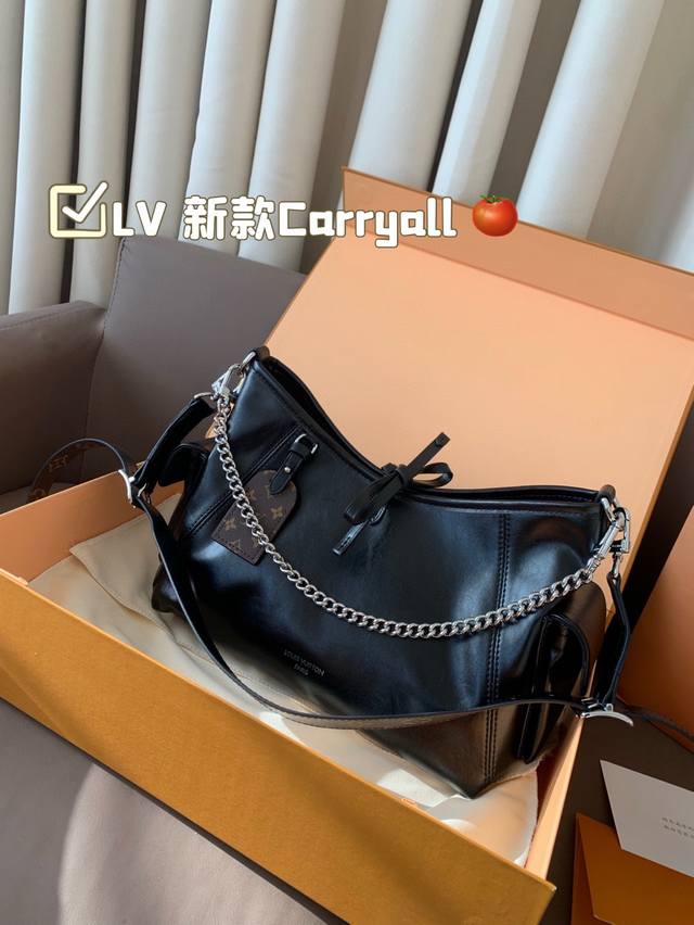 Lv 新款Carryall 男生也能背的全新纯黑 Carryall男生背也超好看特别是这种随性的一个风格加上羊皮的一个光滑柔软的质感真的一绝，女生背就更酷啦，酷