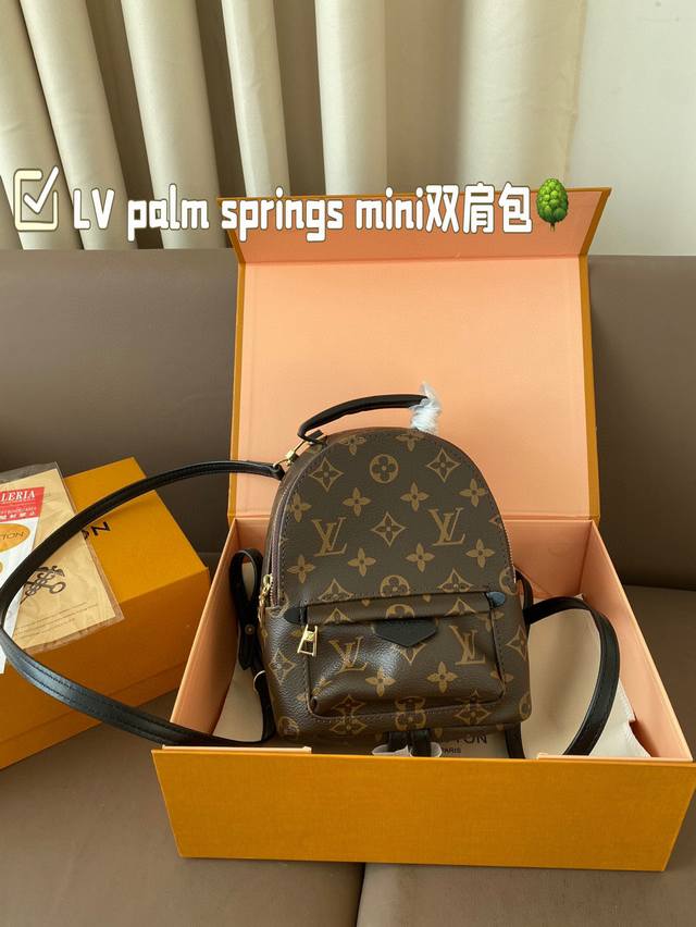 Lv Palm Springs Mini双肩包 升级版老花Mini双肩包超级可爱，小辣椒同款，各路网红都在背，可双肩背，可单肩，可斜挎 三种背法哦！包身由柔软的 - 点击图像关闭