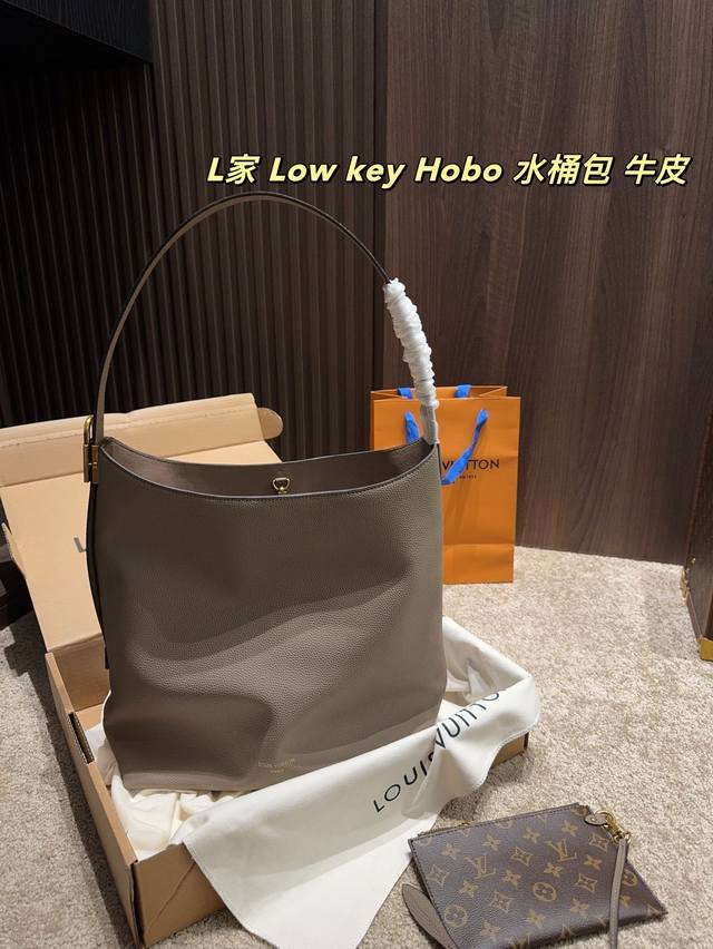 头层牛皮 配盒尺寸30.34lv Low Key Hobo水桶包三福到了好多新款包包 这款很适合秋冬单肩斜挎都可以 是Pu材质 表面柔软细腻 质感满满简约拉链设