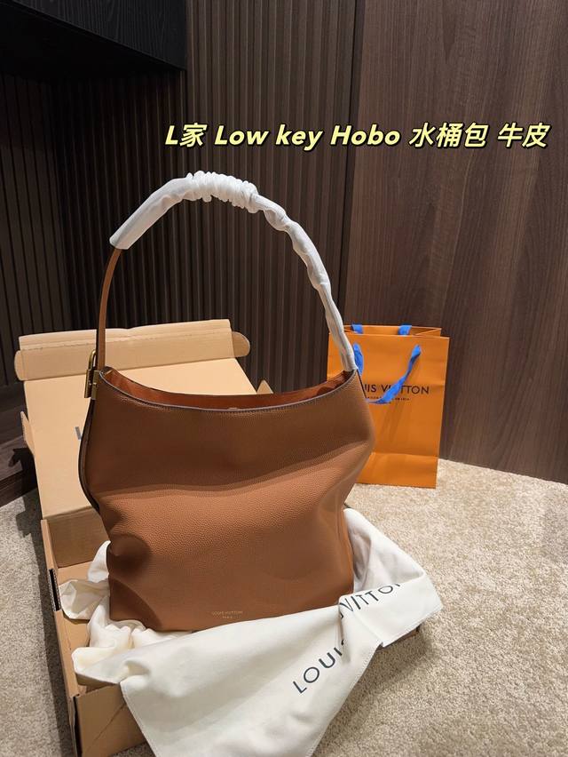 头层牛皮 配盒尺寸30.34lv Low Key Hobo水桶包三福到了好多新款包包 这款很适合秋冬单肩斜挎都可以 是Pu材质 表面柔软细腻 质感满满简约拉链设