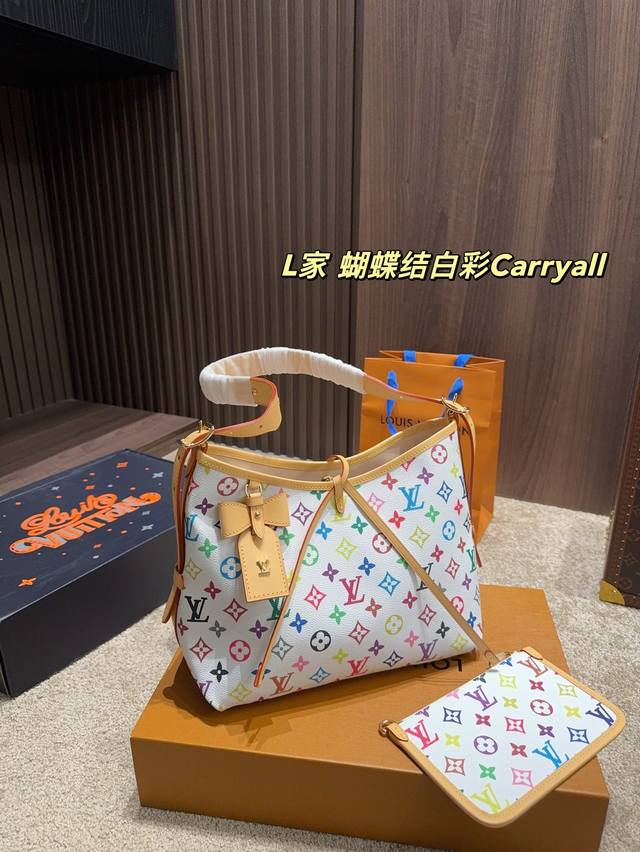 纯皮 配折叠盒尺寸27.25lv 蝴蝶结白彩Carryall白三彩在原基础包身上，增加了蝴蝶结装饰，肩带加了铆钉设计，让包包更加明艳活泼！对于看腻老花的姐妹们，