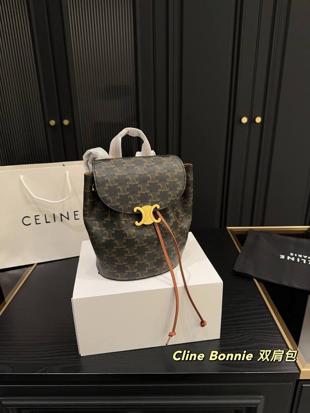 配折叠盒尺寸18.20赛琳 Cline Bonnie 双肩包中国新年的专属限定来啦！经典黑金 百搭无压力精致考究的光滑小牛皮可调节肩带实用百搭的同时超具趣味性总