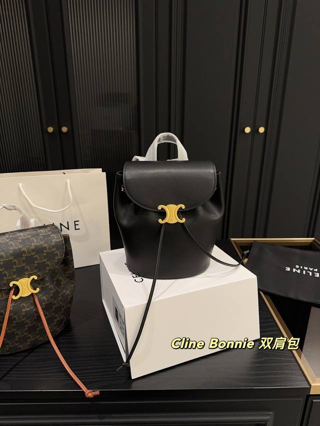 配折叠盒尺寸18.20赛琳 Cline Bonnie 双肩包中国新年的专属限定来啦！经典黑金 百搭无压力精致考究的光滑小牛皮可调节肩带实用百搭的同时超具趣味性总