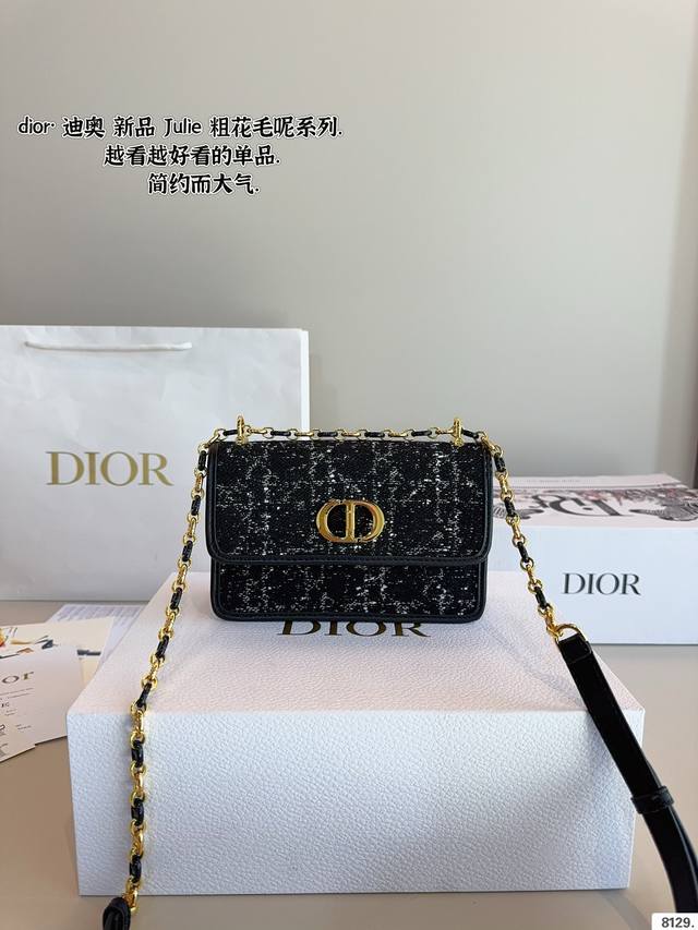 配礼盒. 迪奥 Dior Montiaingne 蒙田链条包质感很高级容量超级大也很耐用日常出街背它回头率百分百就是这种随性慵懒感尺寸：18*6*13Cm