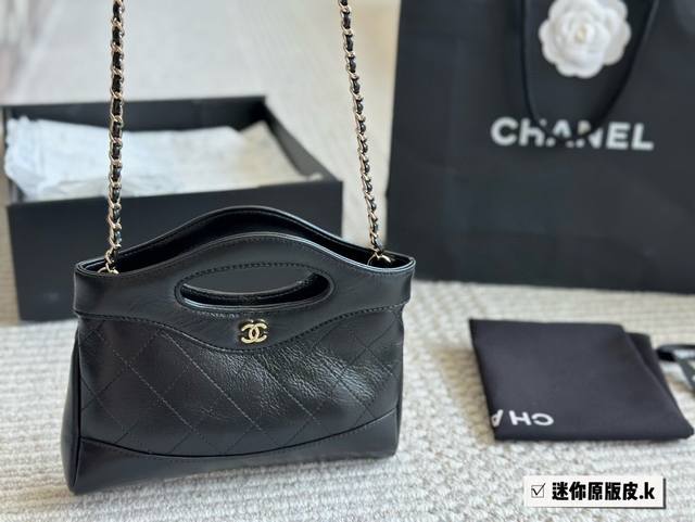 背上好看 Chanel 31Bag Nano31Bag又又又复刻吗啦24C强势回归，绝对是这一季Z靓的包而且Nano根本没有想象的这么小当油蜡皮的设计也没有想象