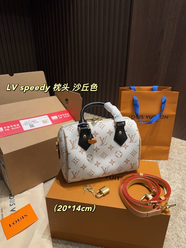 全套包装尺寸20.14lv Speedy枕头包lv沙丘配色出战～太好看啦沙丘配色很温柔 搭配黑色手柄更加耐磨耐用啦！让人一见钟情的配色大大的满足日常使用需求