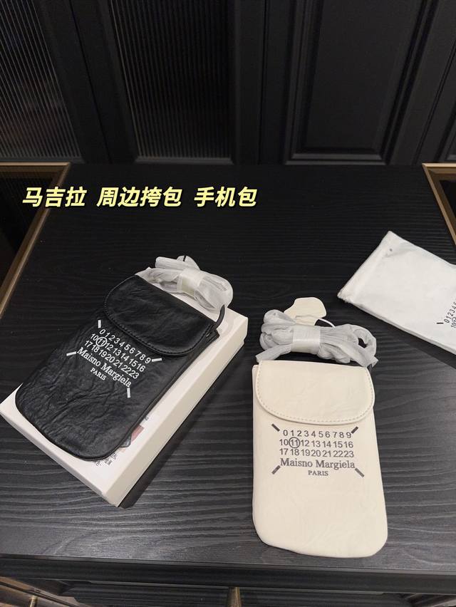 配盒尺寸12.17马吉拉 手机包精致小巧 尊嘟很美maison Margiela 马吉拉最新推出的小斜挎包设计简约 日常通勤不可缺少的单品 质感满满 这个系列的